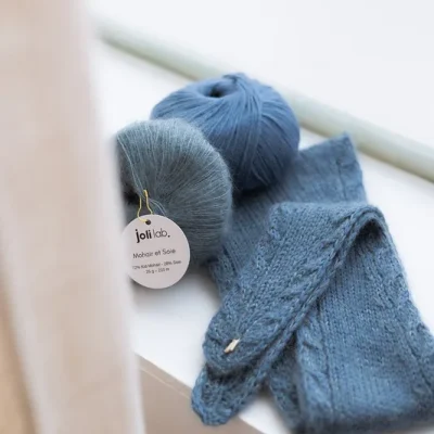 Patron de couture Écharpe Léonie Joli Lab — Léonie est une écharpe fine et élégante , pour affronter les matins frais avec style. Elle se tricote en point — à coudre soi-même — patron de couture PDF à télécharger