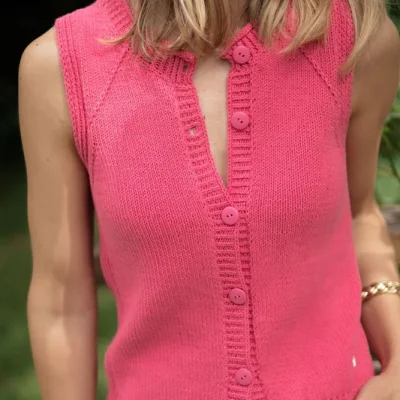 Patron de couture Gilet Adèle Joli Lab — Le gilet Adèle est un gilet boutonné sans manches à col rond , agrémenté de lignes de mailles glissées croisée — à coudre soi-même — patron de couture PDF à télécharger