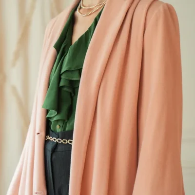 Patron de couture Manteau Miriam Apolline Patterns — La définition d’une allure résolument vintage & féminine. Une coupe trapèze intemporelle, une encolu — à coudre soi-même — patron de couture PDF à télécharger