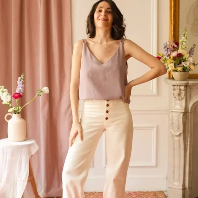 Patron de couture Pantalon Alfie Apolline Patterns — – Coupe droite – Jeux de surpiqures – Patte de boutonnage apparente – Poches plaquées — à coudre soi-même — patron de couture PDF à télécharger