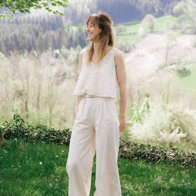 Patron de couture Pantalon Rafaël Joli Lab — Rafaël est un pantalon palazzo taille haute, fermé par un zip côté invisible. Un subtil jeu de plis surmontés — à coudre soi-même — patron de couture PDF à télécharger