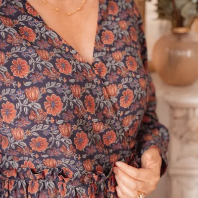 Patron de couture Robe Oriane Apolline Patterns — Oriane est une robe confortable et élégante, grâce à son cache-coeur féminin, son volant de taille romantique, — à coudre soi-même — patron de couture PDF à télécharger