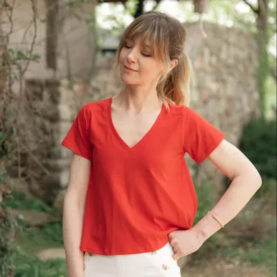 Patron de couture T-shirt/Robe Andréa Joli Lab — Andréa est un modèle en jersey col "V" au look décontracté, facile et rapide à coudre. Il se décline soit en t — à coudre soi-même — patron de couture PDF à télécharger